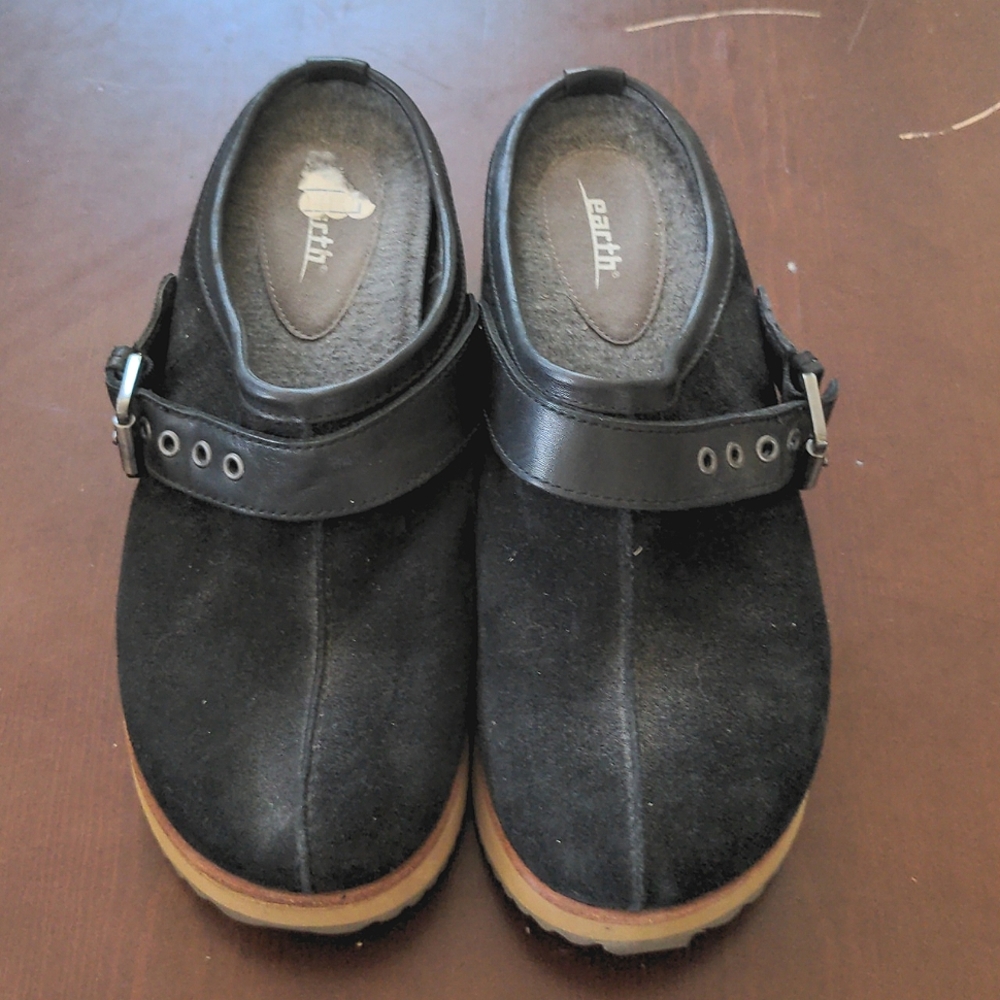 Earth Black and Tan Clogs